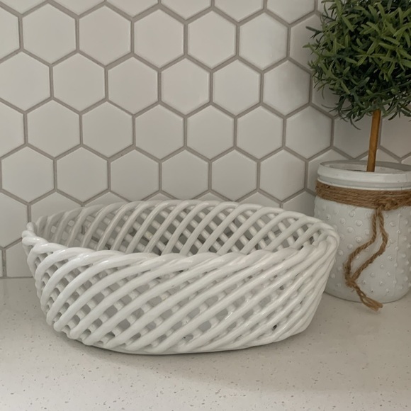 BEAUTIFUL VINTAGE ITALIAN MADE PORCELAIN BASKET SIGNED - Picture 10 of 11